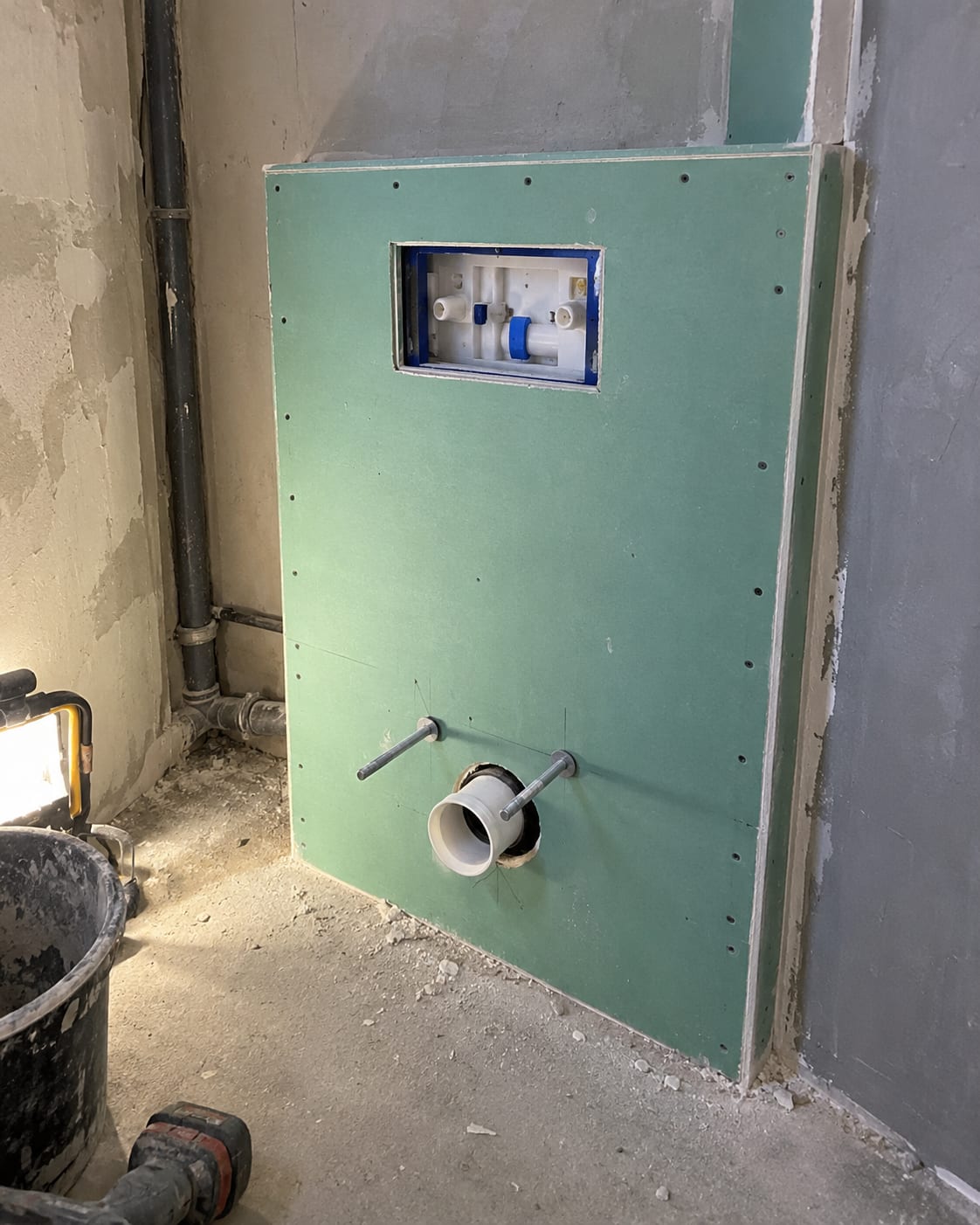 Inbouwframe voor een hangtoilet, half afgetimmerd met vochtwerende gipsplaat (voorbeeldfoto).
