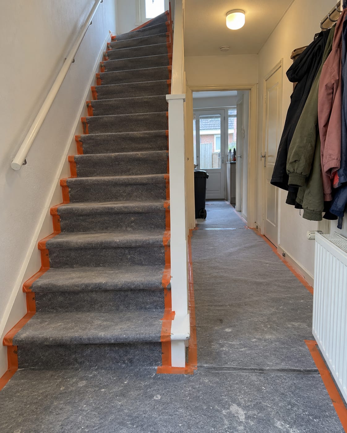 Trap en gang zorgvuldig beschermd en afgeplakt met stucloper.